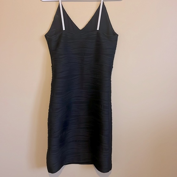 M Black Bodycon Dress V Neck Spaghetti Straps Stretchy Fabric MIDI Side Zipper - Picture 12 of 13